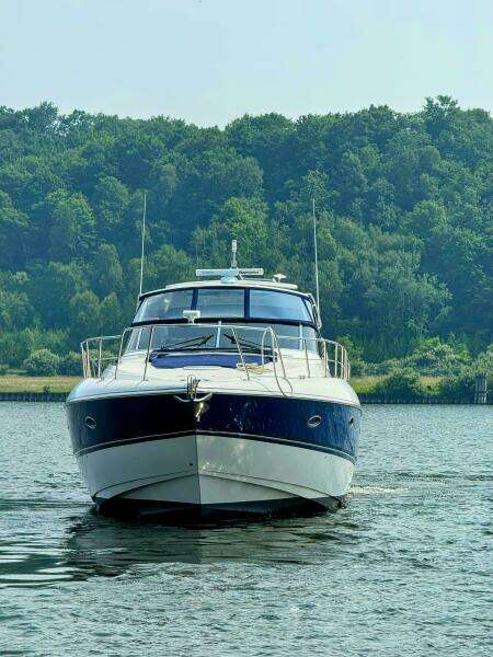 2005 Cruisers Yachts 540 Express