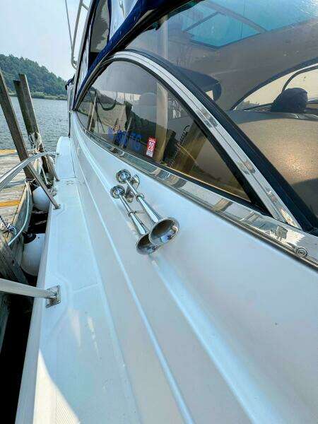 2005 Cruisers Yachts 540 Express