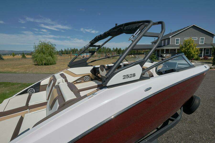 2023 Yamaha Boats 252S