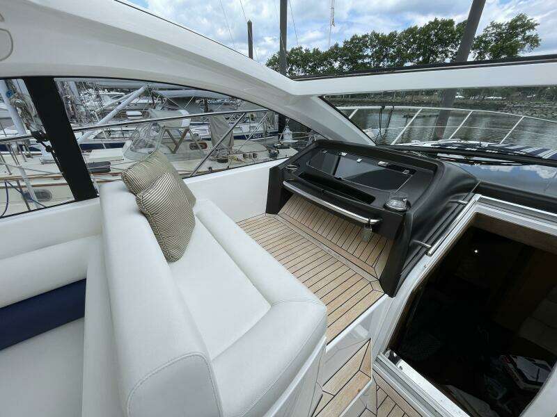2015 Sunseeker San Remo SONYA passenger seating