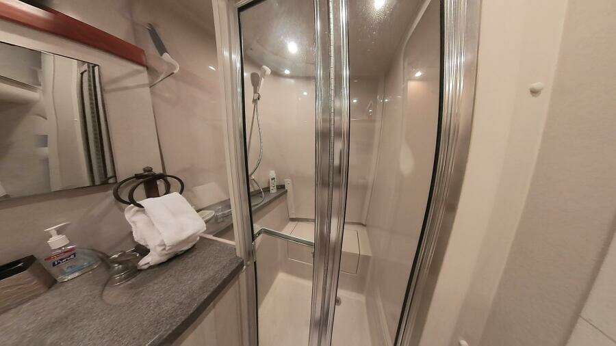 34 ft Mainship - Aft Cabin Shower