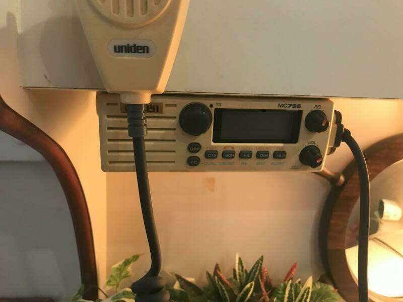 34 ft Mainship - Salon Marine Radio