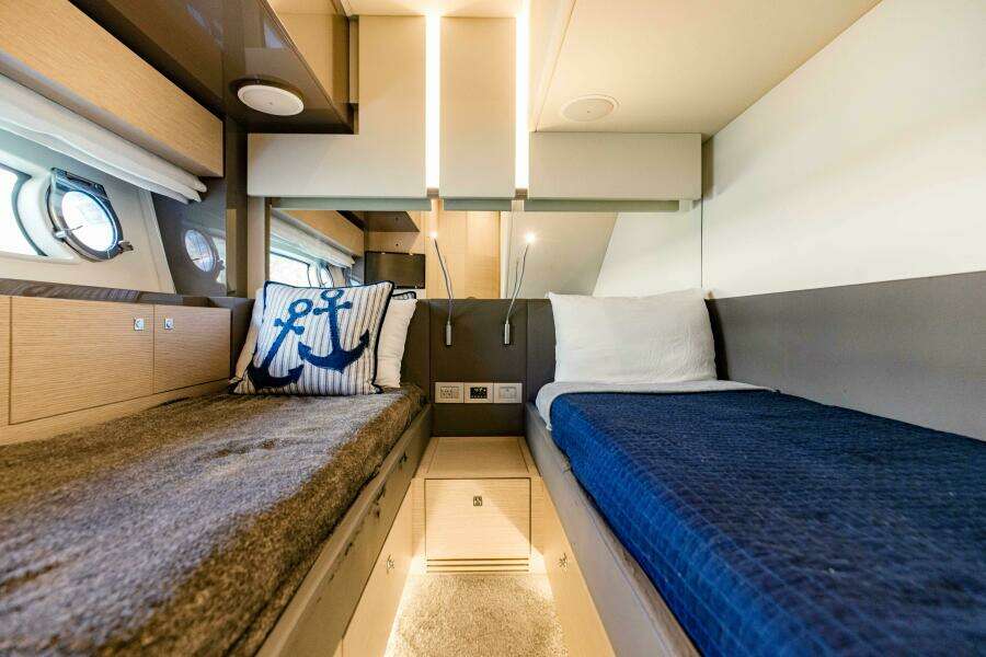 2017 Ferretti Yachts 750