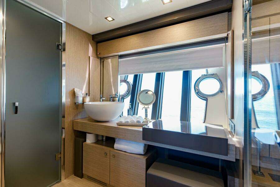 2017 Ferretti Yachts 750