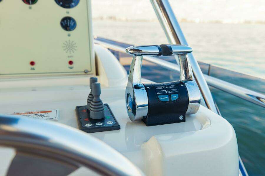 2017 Ferretti Yachts 750