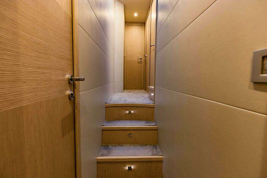 2017 Ferretti Yachts 750