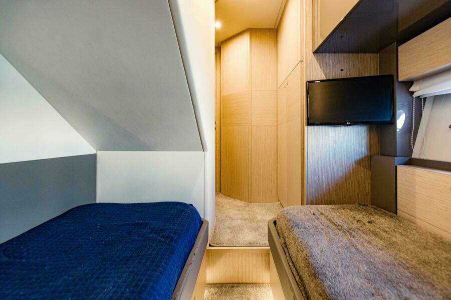 2017 Ferretti Yachts 750