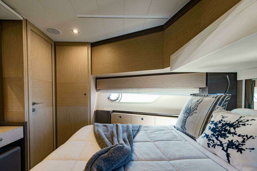 2017 Ferretti Yachts 750