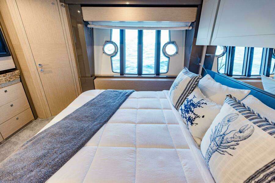 2017 Ferretti Yachts 750