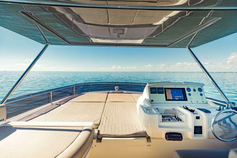 2017 Ferretti Yachts 750