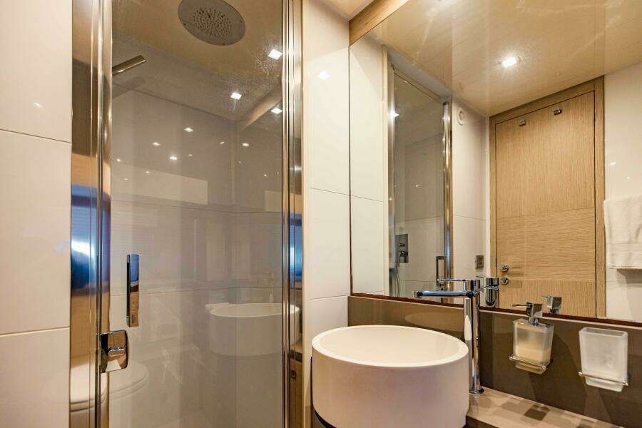 2017 Ferretti Yachts 750