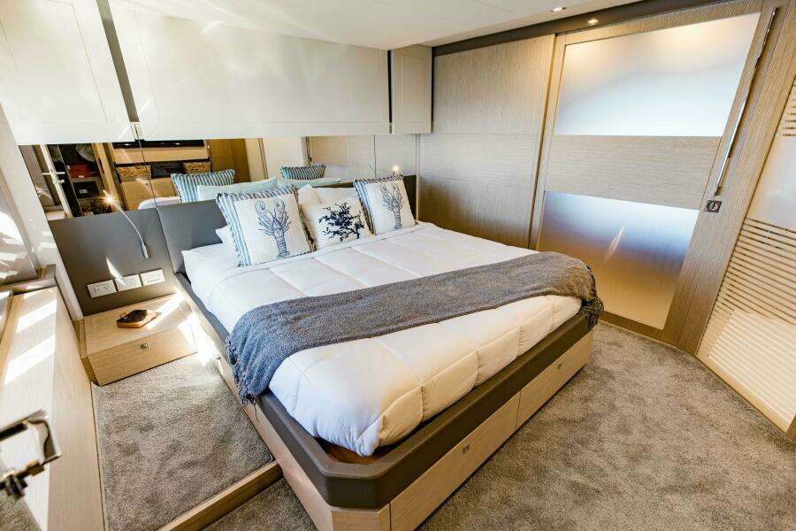 2017 Ferretti Yachts 750