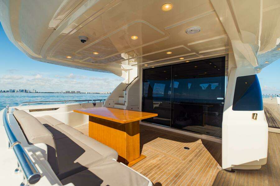 2017 Ferretti Yachts 750