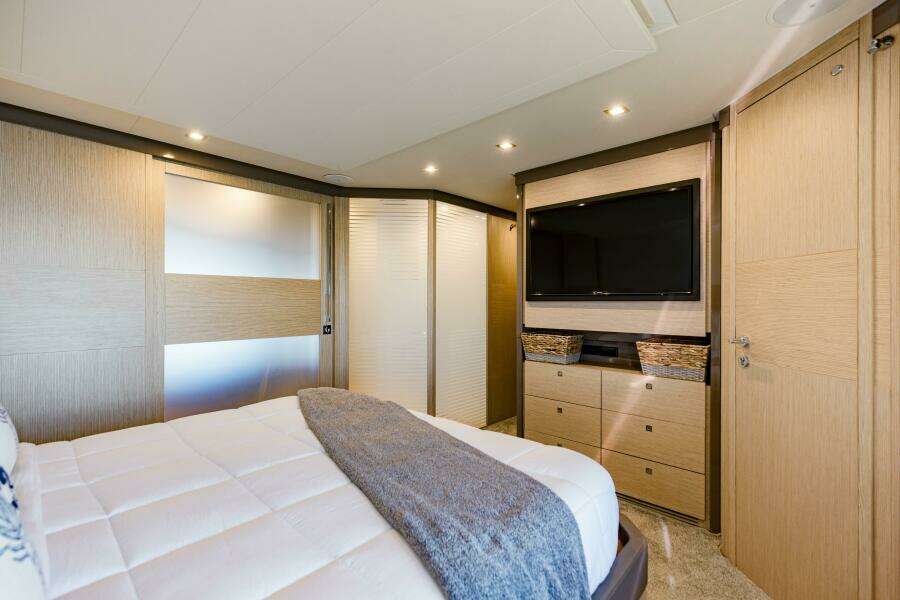 2017 Ferretti Yachts 750