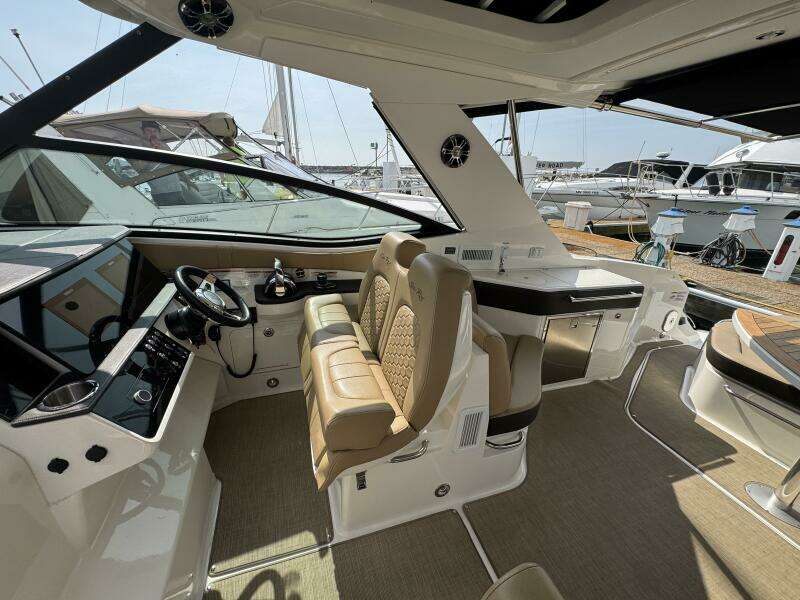 2019 Sea Ray 320 Sundancer