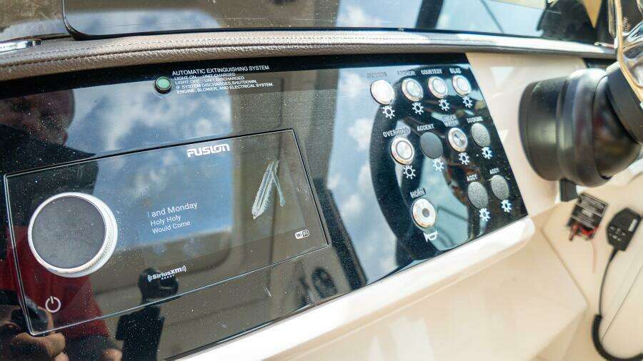 2019 Sea Ray 320 Sundancer