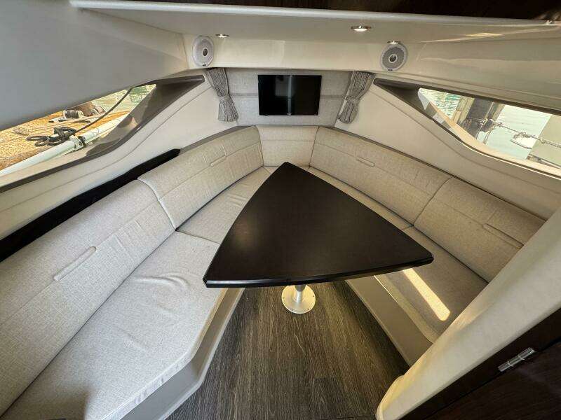 2019 Sea Ray 320 Sundancer