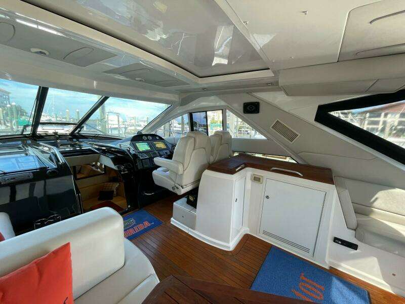 Regal 52 Sport Coupe - Helm Deck