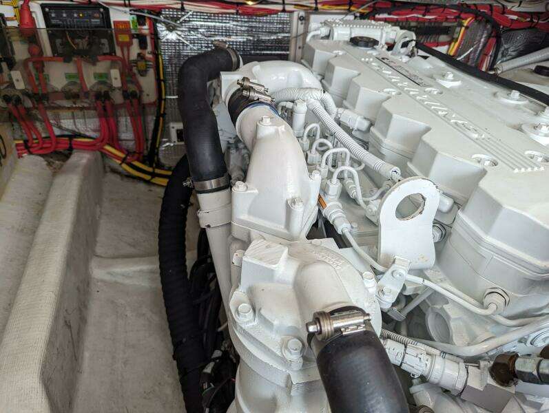 2006 Hunt Surf Hunter 33