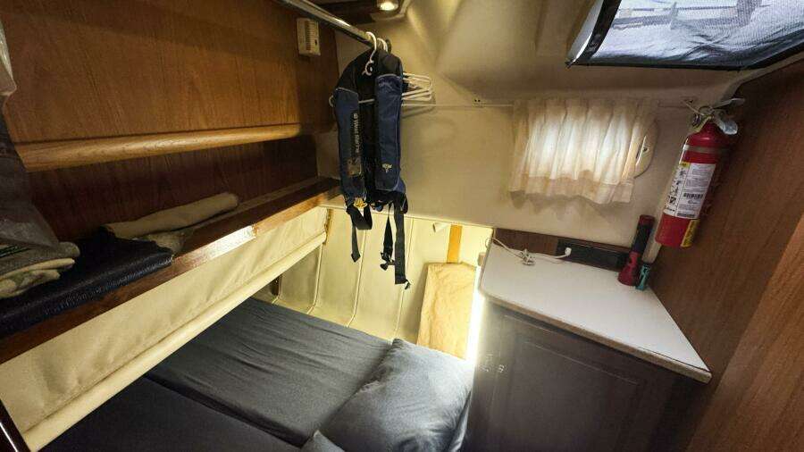 1999 Mainship 350 Port Guest Stateroom