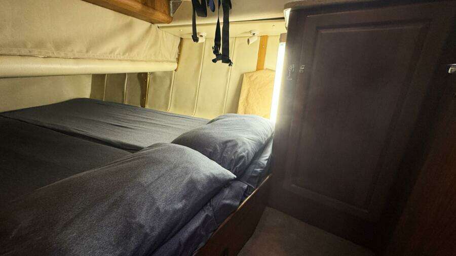 1999 Mainship 350 Port Guest Stateroom