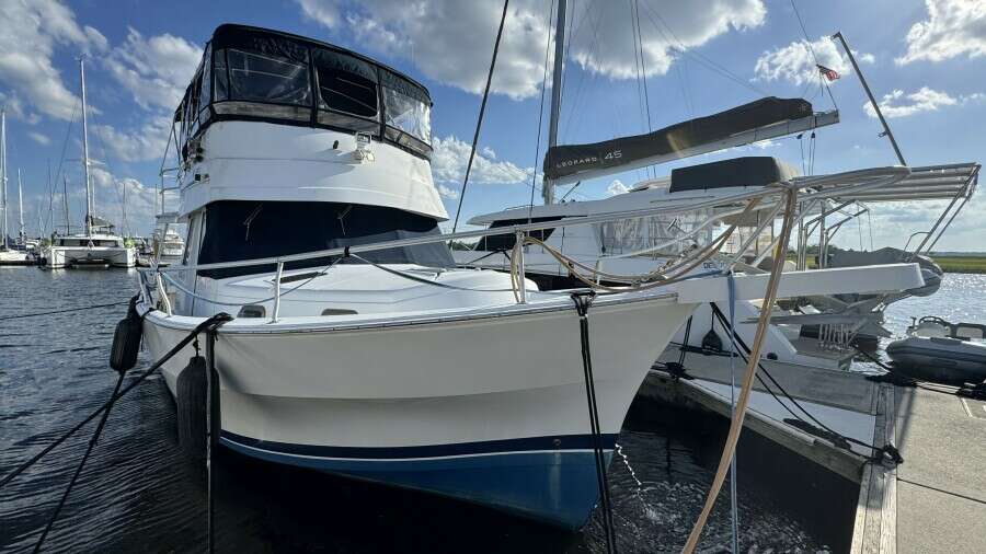1999 Mainship 350 Exterior