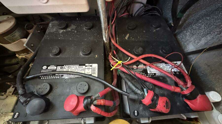 1999 Mainship 350 Engine Room