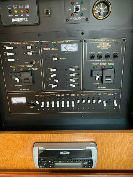 2004 Cruisers Yachts 340 Express