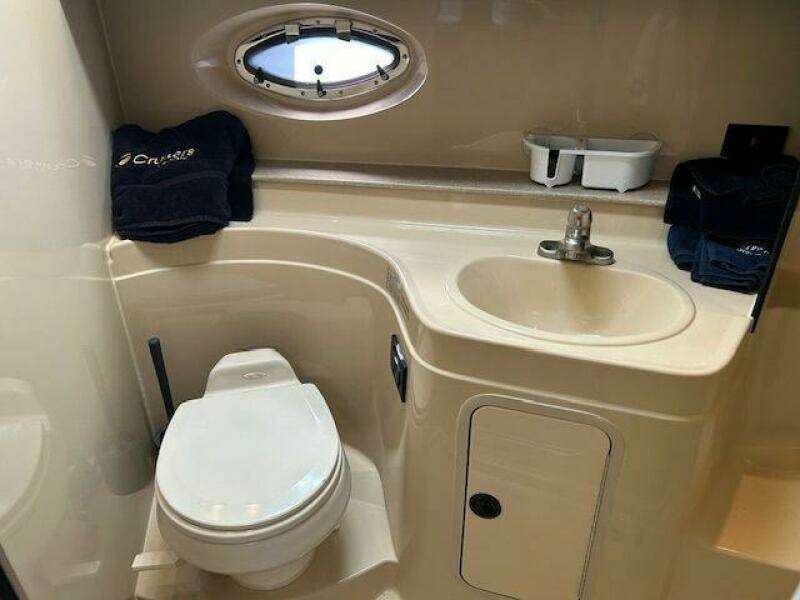 2004 Cruisers Yachts 340 Express