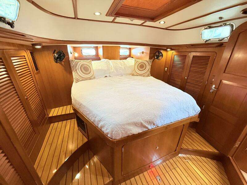 2008 Hylas 46 Center Cockpit