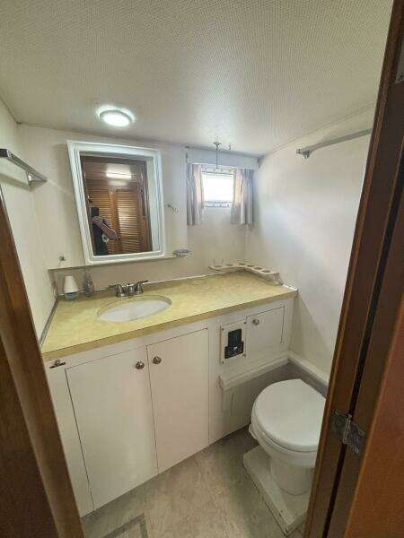 1972 Matthews 4 Flush Deck