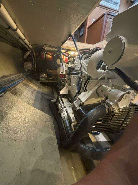 1972 Matthews 4 Flush Deck