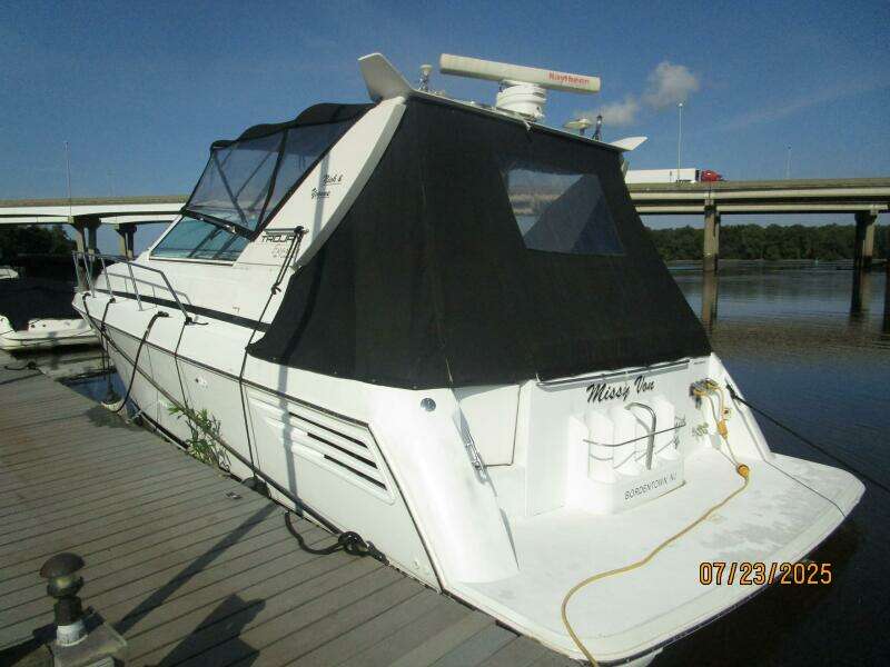 40' Trojan port aft profile