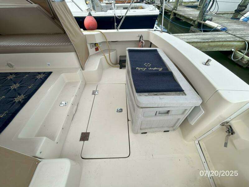 34' Mainship cockpit starboard