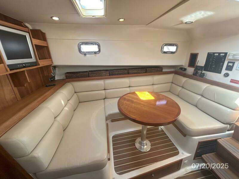 34' Mainship salon starboard