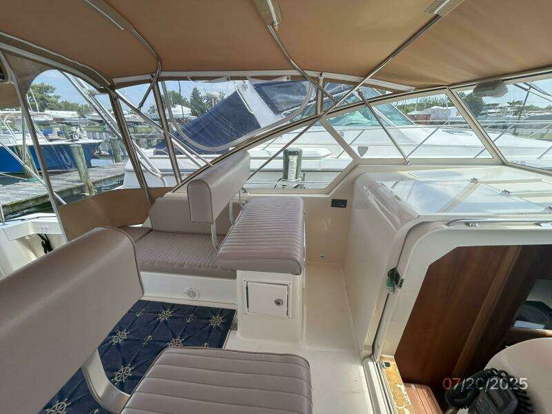 34' Mainship upper deck port