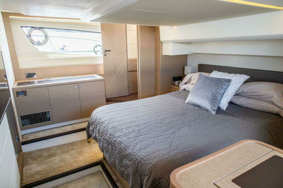 2018 Prestige 500 Flybridge