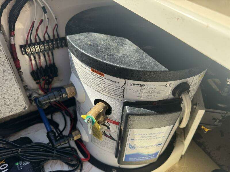 1999 Boston Whaler 28 Conquest