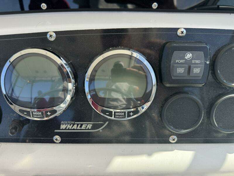 1999 Boston Whaler 28 Conquest