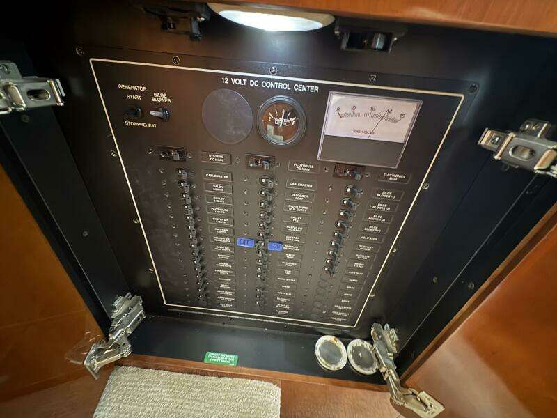 2004 Carver 56 Voyager