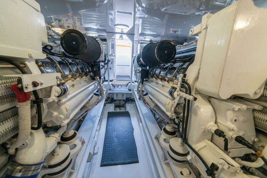 2004 Viking 61 Convertible "Mariah Jean"