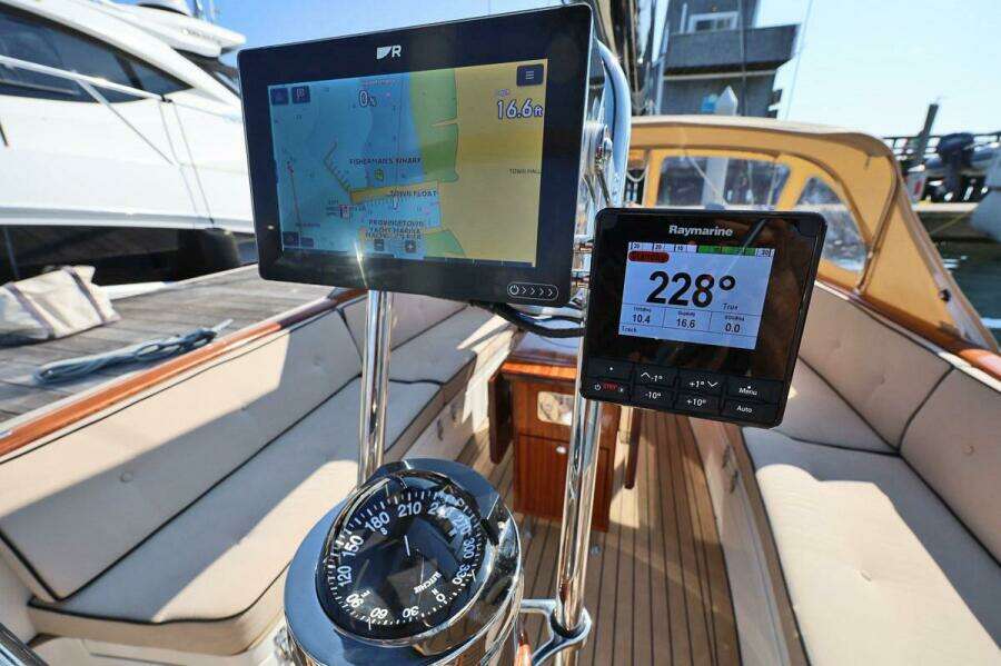 Helm GPS And Autopilot