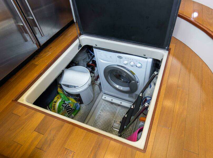 2007 52 Sea Ray Sedan Bridge Reel Destiny Washer