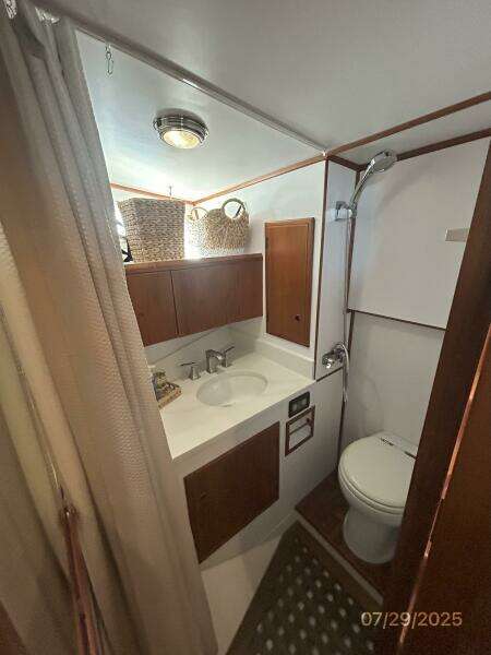 44' DeFever guest stateroom head