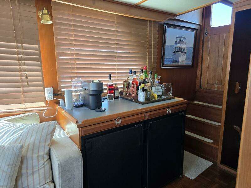 44' DeFever salon starboard aft