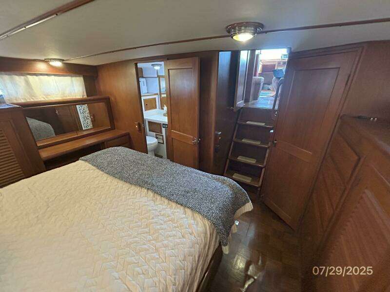 44' DeFever master stateroom forward1
