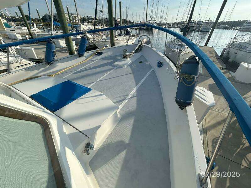 44' DeFever foredeck2