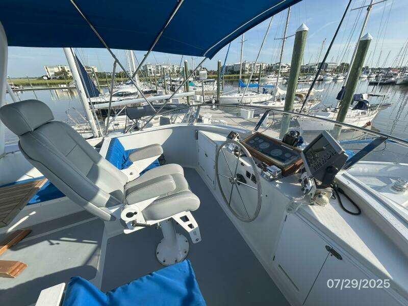 44' DeFever flybridge helm2