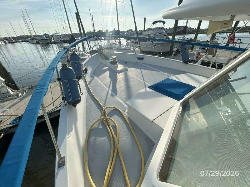 44' DeFever foredeck1