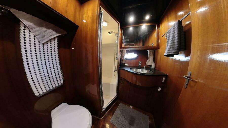 50 ft Ocean Alexander - Guest Head with Shower